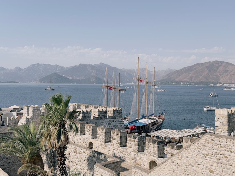 Marmaris liman kıyısı — iskeleye yanaşmış tekneler