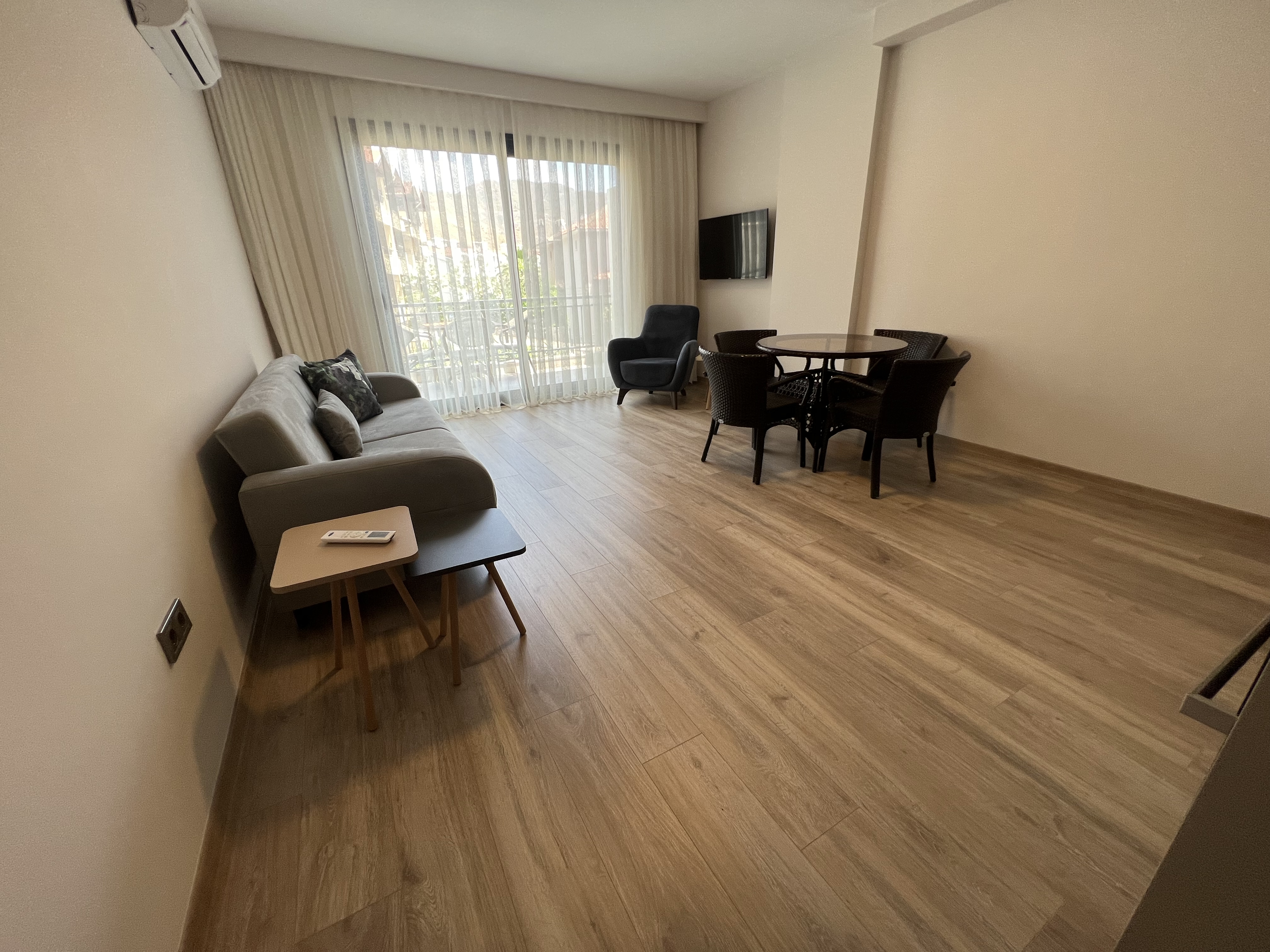 Neden apart süit aileler için otel odasını geçer